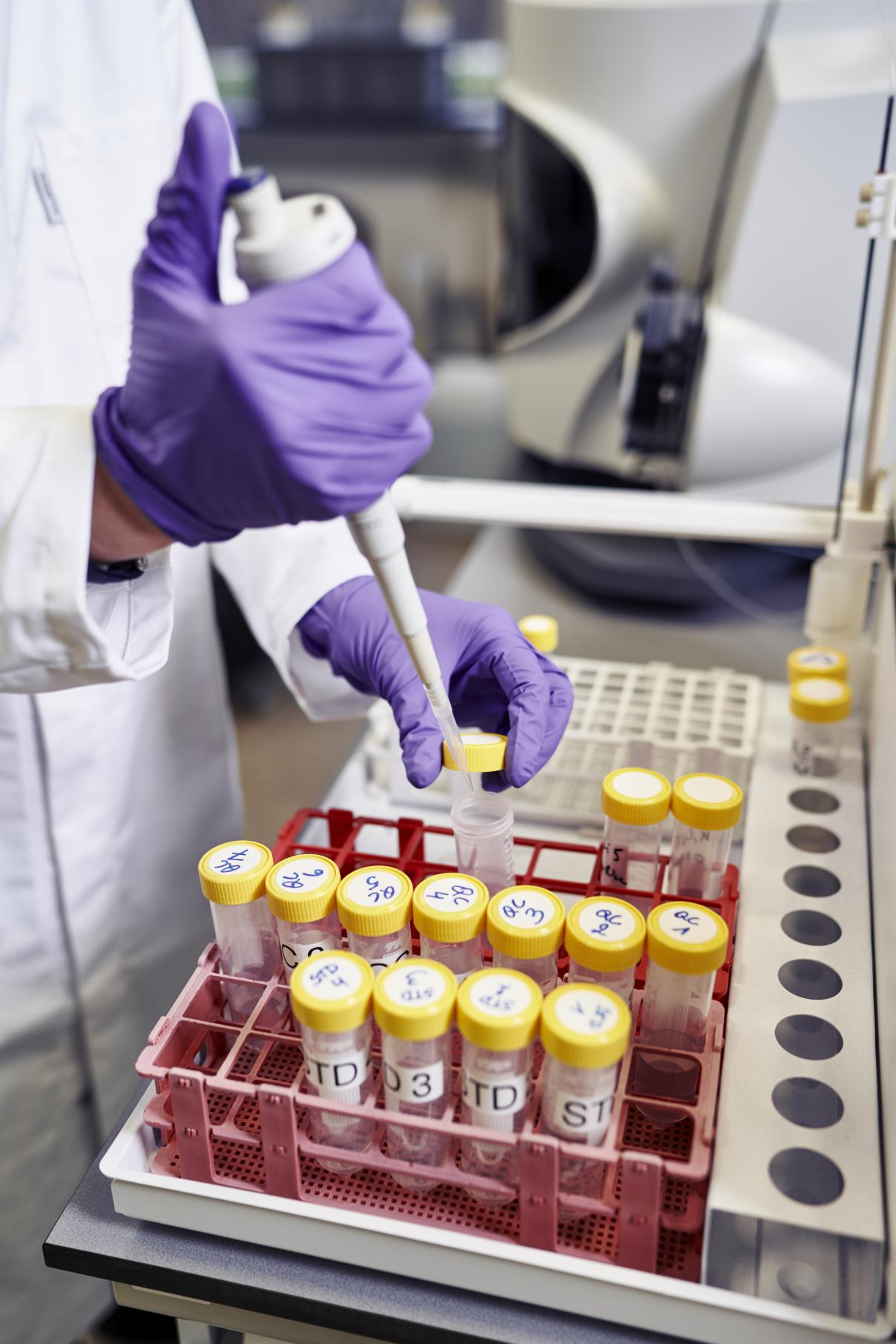 Technicien de laboratoire pipetant des échantillons isotopiques