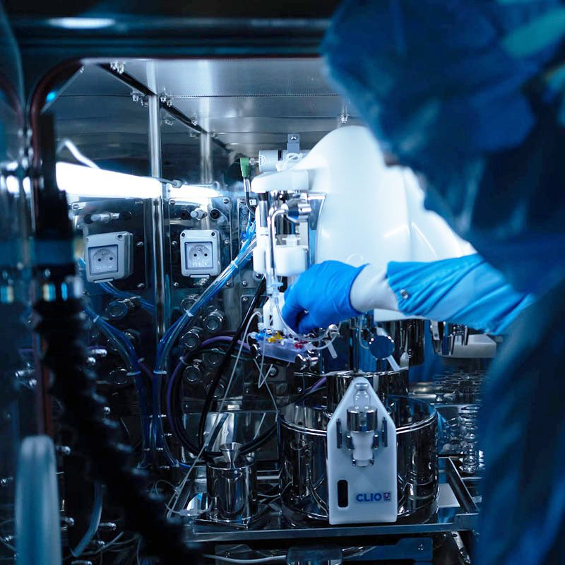 Laboratoire avec équipements de protection individuelle biohazard