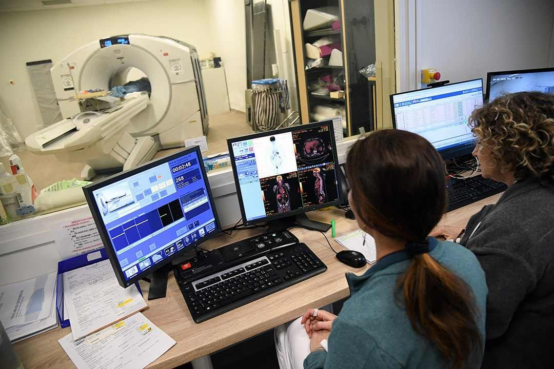 Infirmière préparant un scanner PET en centre de médecine nucléaire
