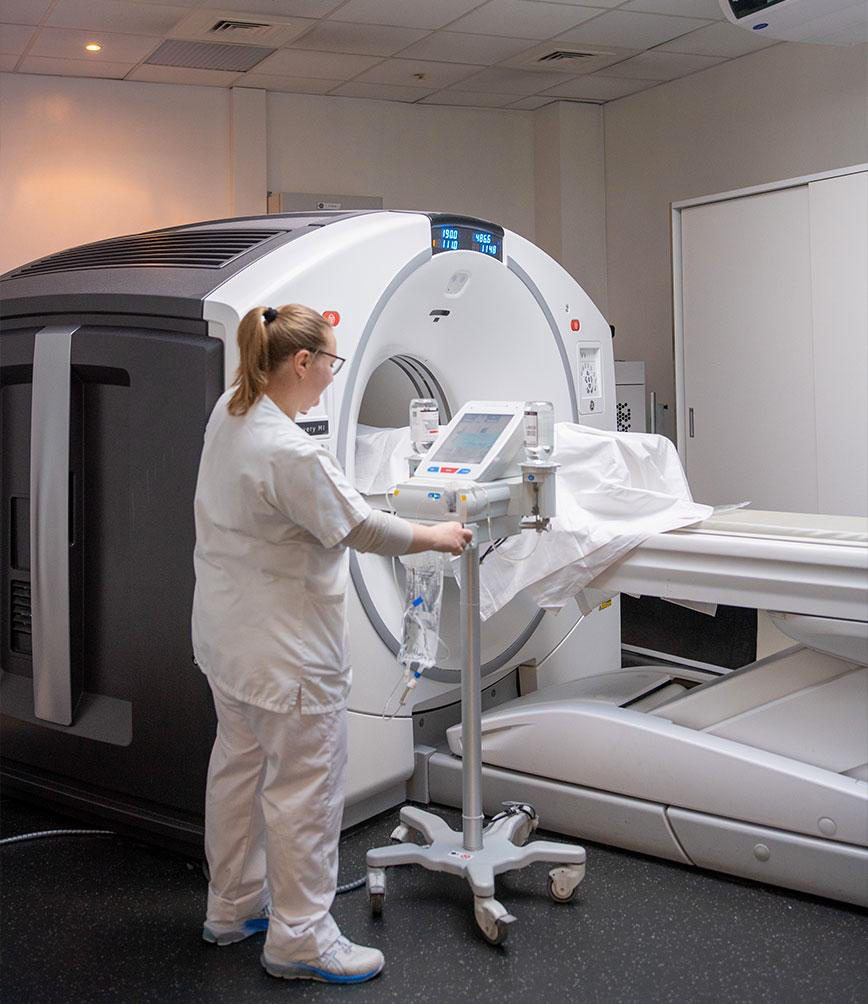 Appareil de scanner TEP/TDM dans une salle de médecine nucléaire